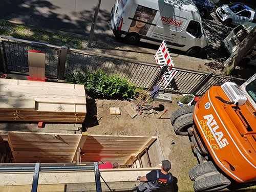 Bauvorbereitungen für Kanalbau Tiefbau Schacht mit Bagger